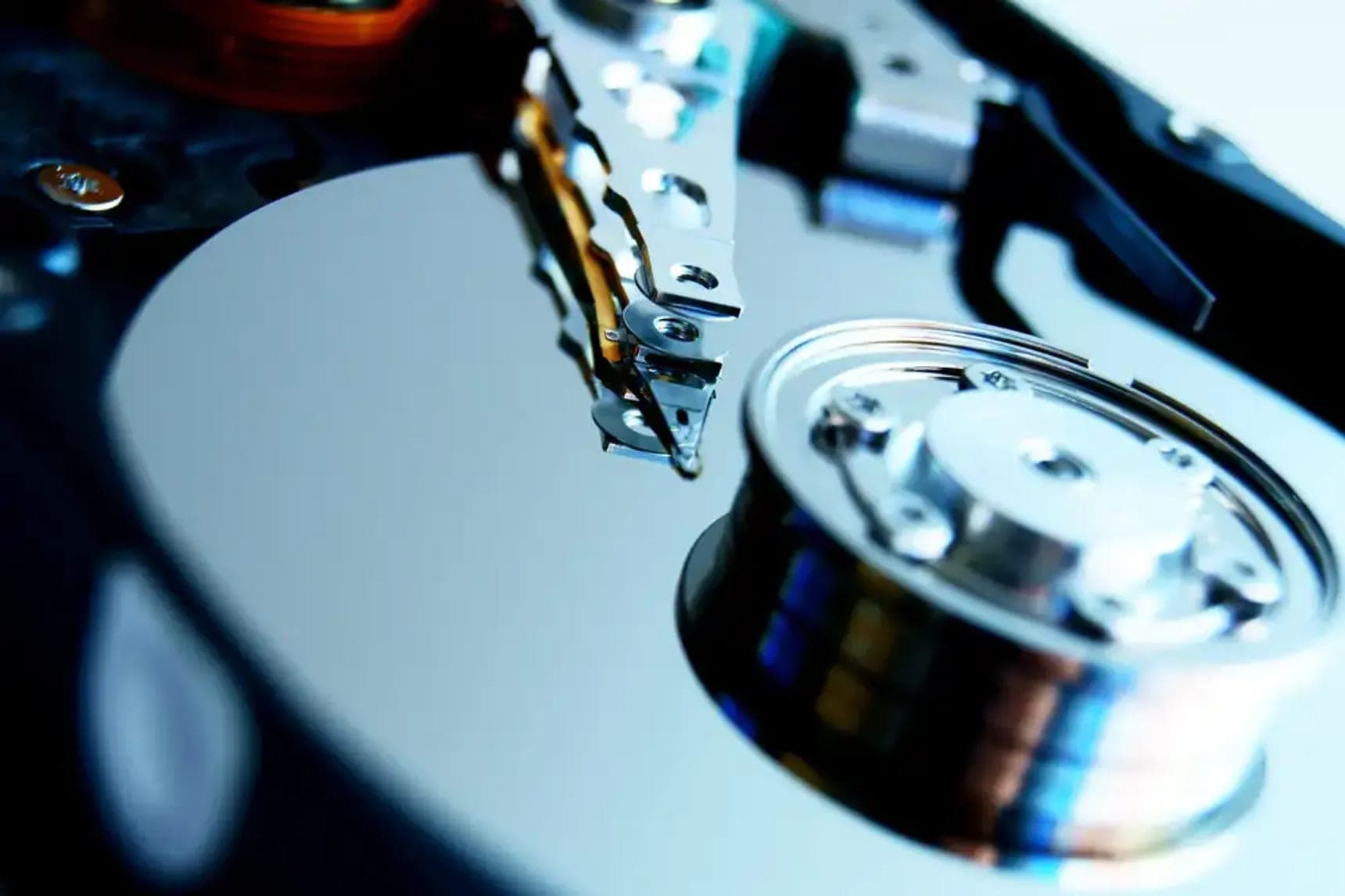 Mechanické poškození HDD: Jde zachránit data po pádu disku?