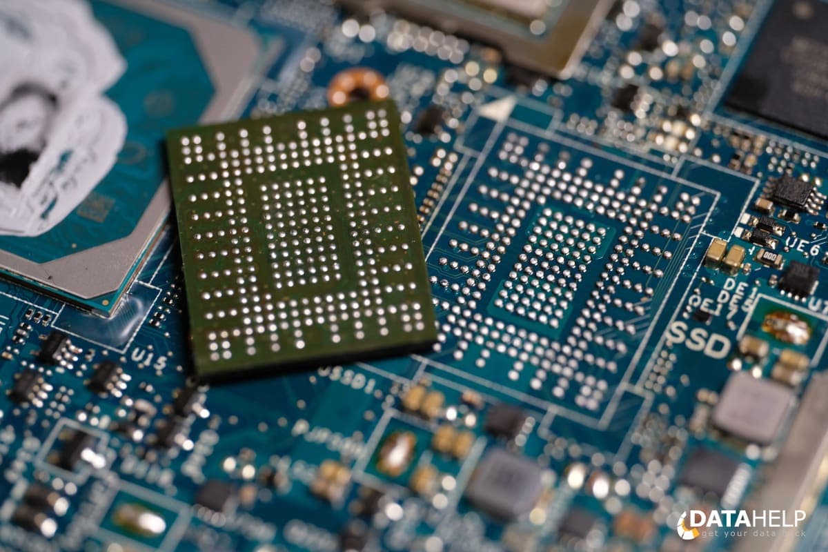 Dell XPS 13: chip-off na BGA SSD pod ochranou BitLocker